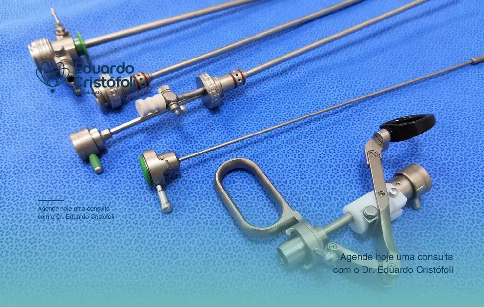 Especialista em histeroscopia cirúrgica ambulatorial para procedimentos uterinos.